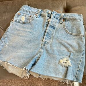 LEVI’S RIBCAGE DENIM SHORTS. SIZE 27. COLOR LIGHT WASH (TANGO)